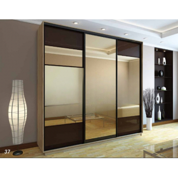 3-ukseline lükandustega riidekapp